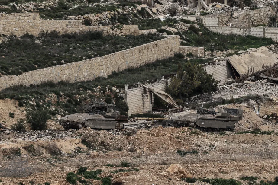 Veículos militares e tanques israelenses estão estacionados no sul do Líbano, como visto de um ponto de vista no norte de Israel em 14 de março de 2026. [Tsafrir Abayov - Agência Anadolu]