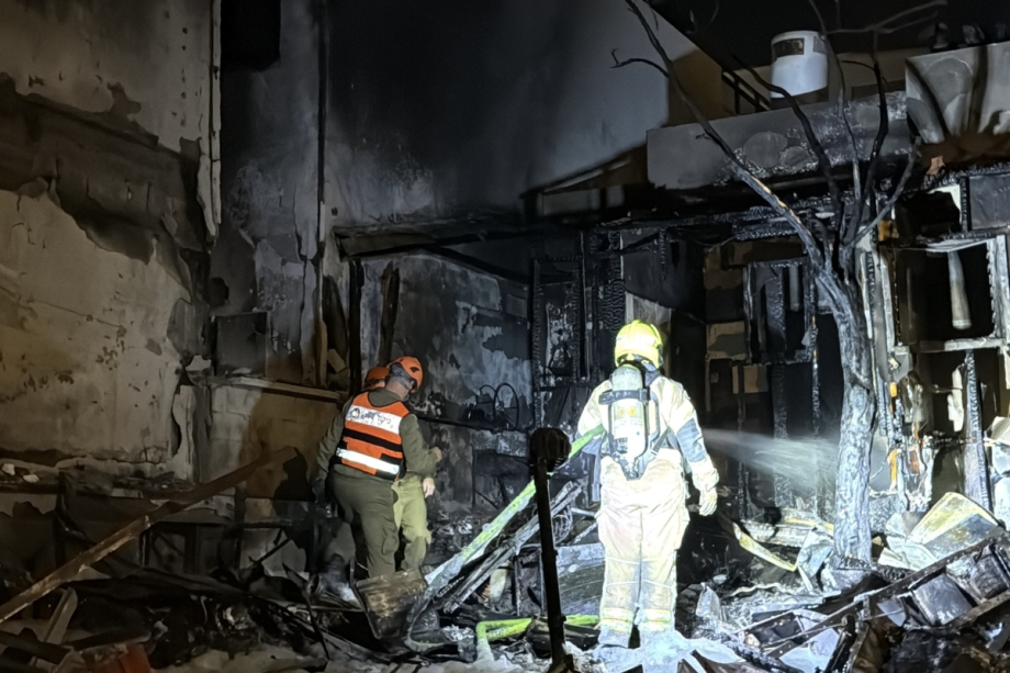 Bombeiros trabalham onde foguetes disparados pelo Hezbollah teriam atingido vários locais em Nahariya, na região da Galileia, no norte de Israel, em 16 de março de 2026. [Samir Abdalhade – Agência Anadolu]