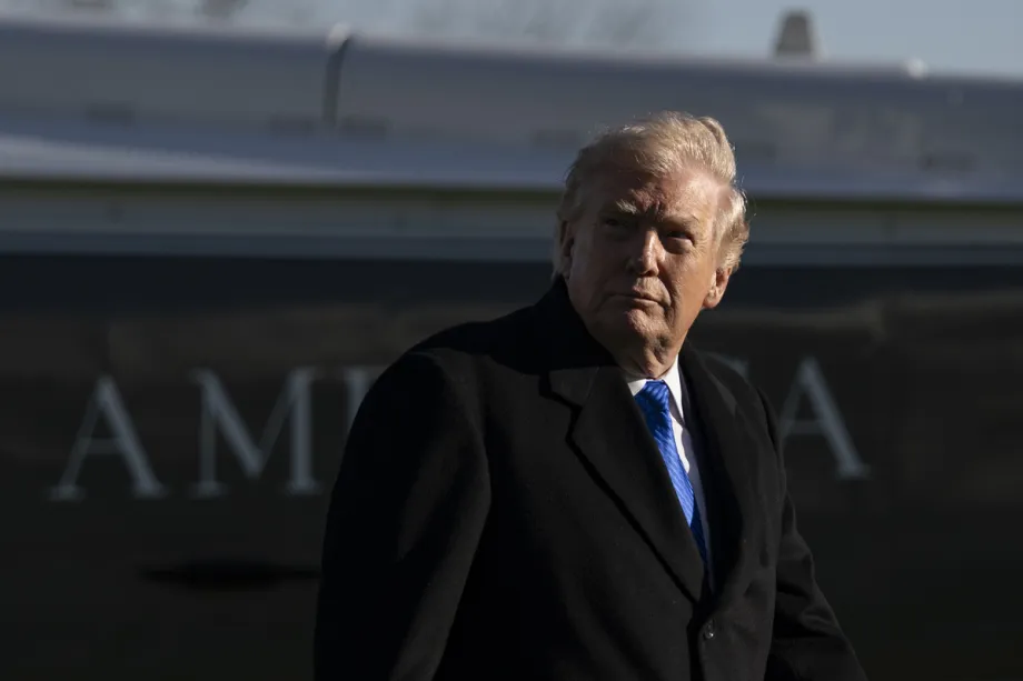 O presidente dos Estados Unidos, Donald Trump, caminha em direção à Casa Branca após sua chegada a Washington, D.C., vindo de Memphis, Tennessee, Estados Unidos, em 23 de março de 2026. [Celal Güneş - Agência Anadolu]