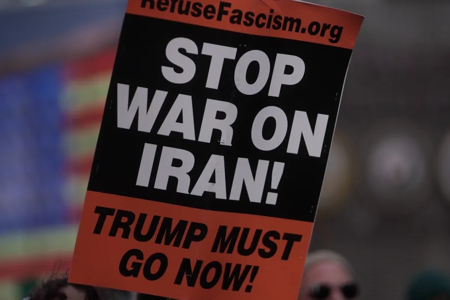 Manifestantes se reúnem perto do Central Park antes de marcharem por Manhattan e passarem pela Times Square durante o terceiro protesto “Sem Reis” em Nova York, Estados Unidos, em 28 de março de 2026. [Selçuk Acar – Agência Anadolu]