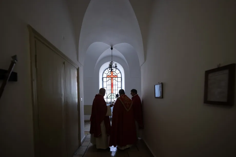 Cristãos participam da missa no Mosteiro de São Salvador para celebrar o Domingo de Ramos, uma das festas mais importantes do mundo cristão, que comemora a entrada triunfal de Cristo em Jerusalém Oriental, em 29 de março de 2026. [Mostafa Alkharouf – Agência Anadolu]