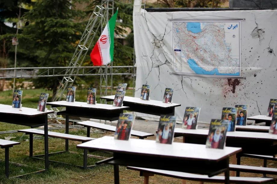 Uma sala de aula simbólica foi montada na Praça Vanak em memória dos estudantes que perderam a vida nos ataques realizados em 28 de fevereiro em Minab, província de Hormozgan. Fotografias de alunas da Escola Primária Feminina Shajarat al-Tayyiba foram colocadas nas carteiras, e a frase “Lição de hoje: defesa da pátria” foi escrita no quadro-negro, destacando o impacto e as perdas causadas pelos ataques. A foto foi publicada em Teerã, capital do Irã, em 29 de março de 2026. [Fatemeh Bahrami - Agência Anadolu]