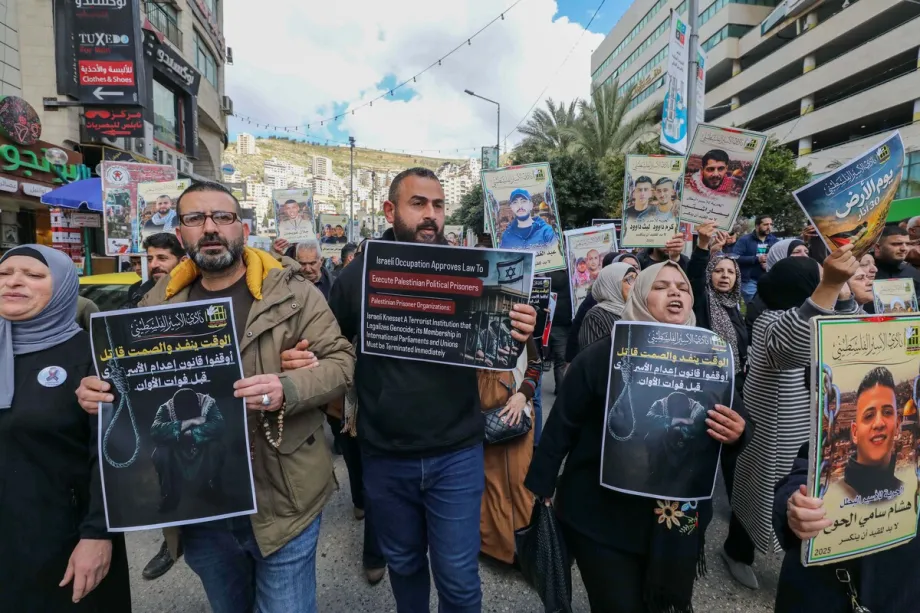 Protesto contra a lei da pena de morte aprovada pelo Knesset israelense, que visa prisioneiros palestinos, bem como políticas direcionadas a prisioneiros em prisões israelenses em Nablus, Cisjordânia, em 31 de março de 2026. [Nedal Eshtayah – Agência Anadolu]
