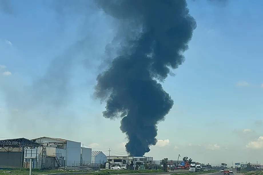 Uma densa fumaça preta sobe da fábrica que sofreu sucessivos ataques de drones kamikaze em Erbil, Iraque, em 1º de abril de 2026. [Stringer – Agência Anadolu]