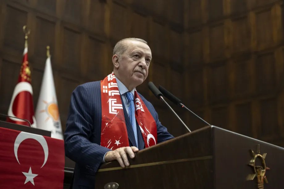 O presidente turco e líder do Partido da Justiça e Desenvolvimento (AKP), Recep Tayyip Erdogan, discursa durante a reunião do grupo partidário na Grande Assembleia Nacional da Turquia, em Ancara, Turquia, em 1º de abril de 2026. [Binnur Ege Gürün Koçak - Agência Anadolu]