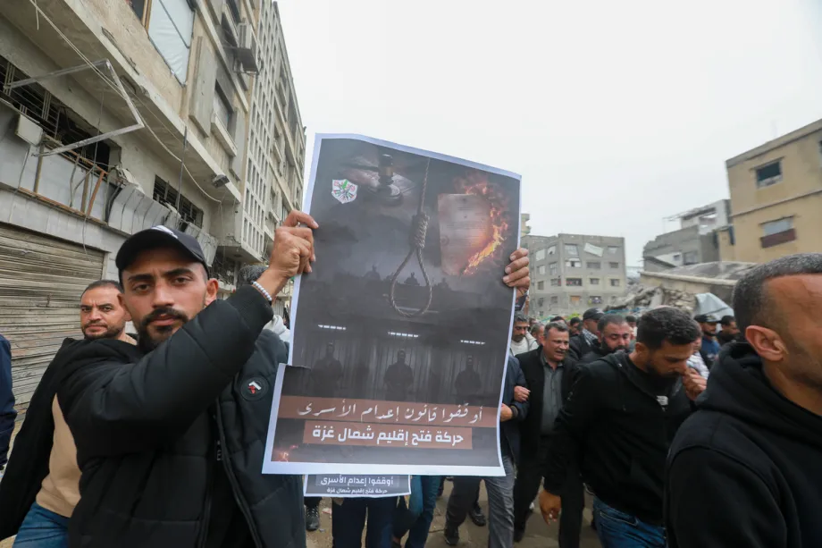 Palestinos realizam um protesto contra a aprovação pelo Knesset da lei que impõe pena de morte a prisioneiros palestinos em Gaza, Palestina, em 1º de abril de 2026. [Abdalhkem Abu Riash - Agência Anadolu]