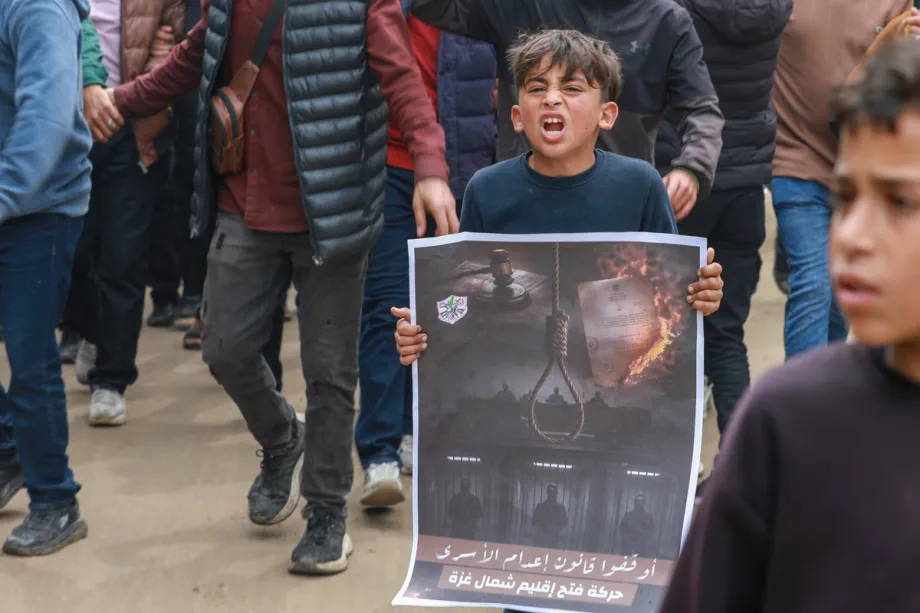 Palestinos protestam contra a aprovação pelo Knesset da lei que impõe pena de morte a prisioneiros palestinos em Gaza, Palestina, em 1º de abril de 2026. [Abdalhkem Abu Riash - Agência Anadolu]
