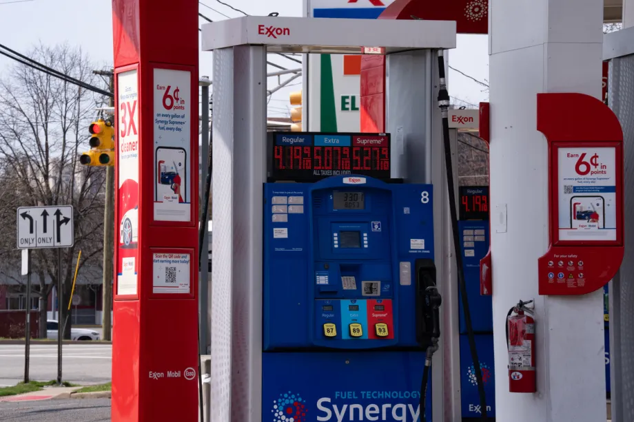 O preço médio da gasolina nos EUA subiu acima de US$ 4 por galão na terça-feira pela primeira vez desde 2022, à medida que os conflitos no Oriente Médio provocaram uma forte alta nos preços do petróleo em Nova York, Estados Unidos, em 1º de abril de 2026. [Lokman Vural Elibol – Agência Anadolu]