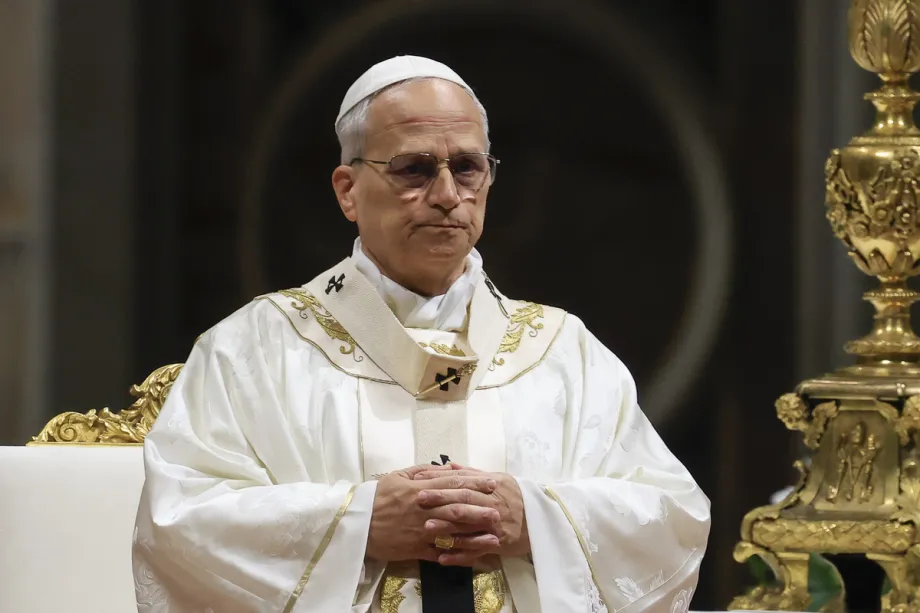 O Papa Leão XIV celebra a Vigília Pascal na Basílica de São Pedro, no Vaticano, em 4 de abril de 2026. [Riccardo De Luca – Agência Anadolu]