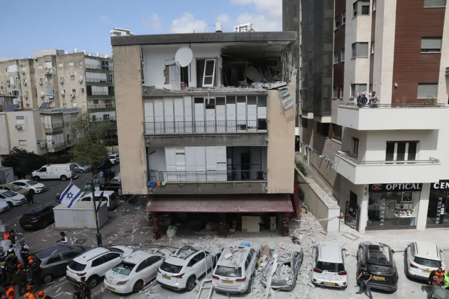 Uma vista da destruição após destroços de um míssil disparado em retaliação ao Irã atingir Ramat Gan, Israel, em 6 de abril de 2026. [Gideon Markowicz – Agência Anadolu]