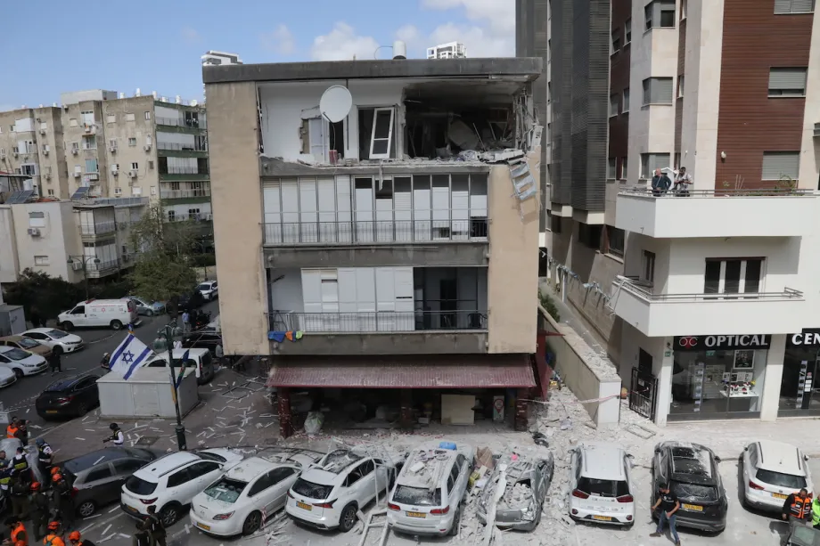 Uma vista da destruição após destroços de um míssil disparado em retaliação ao Irã atingir Ramat Gan, Israel, em 6 de abril de 2026. [Gideon Markowicz - Agência Anadolu]