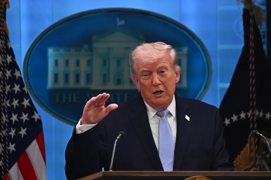 O presidente dos Estados Unidos, Donald Trump, realiza uma coletiva de imprensa na Sala de Imprensa James S. Brady, na Casa Branca, em 6 de abril de 2026, em Washington, D.C., Estados Unidos. [Celal Güneş - Agência Anadolu]