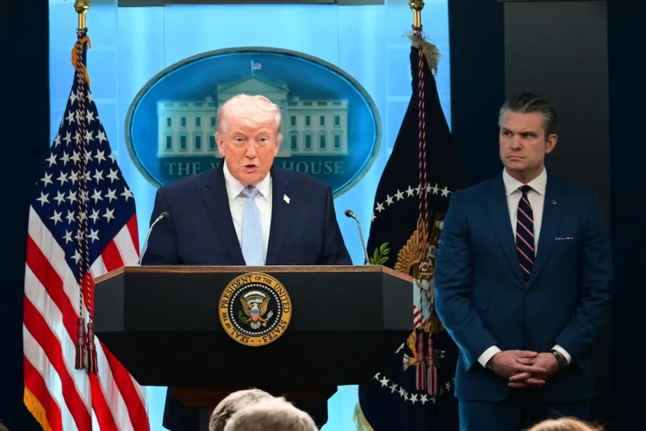 O presidente dos EUA, Donald Trump, fala durante uma coletiva de imprensa na Sala de Imprensa James S. Brady da Casa Branca em 6 de abril de 2026 em Washington, DC. [Kyle Mazza - Agência Anadolu]