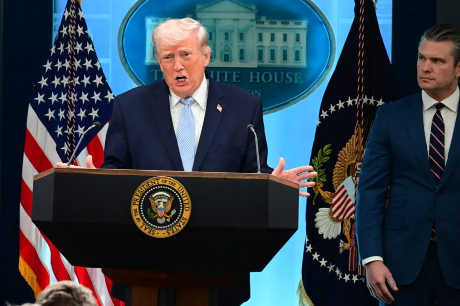 O presidente dos EUA, Donald Trump, fala durante uma coletiva de imprensa na Sala de Imprensa James S. Brady da Casa Branca em 6 de abril de 2026 em Washington, DC. [Kyle Mazza - Agência Anadolu]