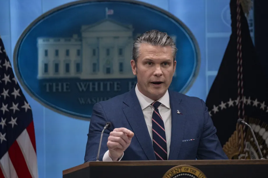 O secretário de Guerra dos Estados Unidos, Pete Hegseth, discursa durante a coletiva de imprensa realizada pelo presidente dos Estados Unidos, Donald Trump, na Sala de Imprensa James S. Brady, na Casa Branca, em 6 de abril de 2026, em Washington, D.C., Estados Unidos. [Celal Güneş - Agência Anadolu]