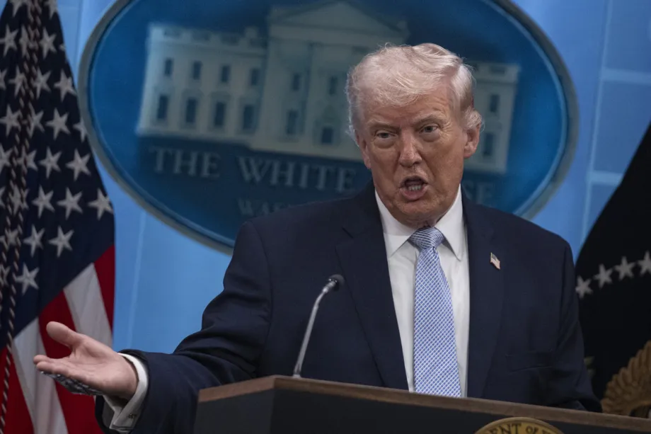 O presidente dos Estados Unidos, Donald Trump, concede uma coletiva de imprensa na Sala de Imprensa James S. Brady, na Casa Branca, em 6 de abril de 2026, em Washington, D.C., Estados Unidos. [Celal Güneş - Agência Anadolu]