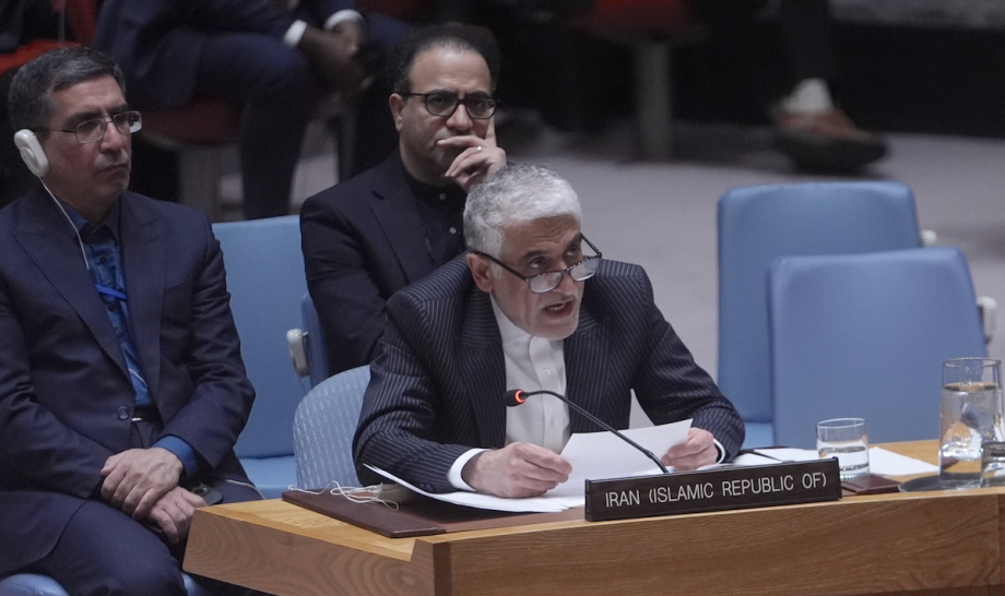 Amir Saeid Iravani, Representante Permanente da República Islâmica do Irã na ONU, discursa na reunião do Conselho de Segurança da ONU sobre o Oriente Médio na sede da ONU em Nova York, Estados Unidos, em 7 de abril de 2026. [Selçuk Acar - Agência Anadolu]
