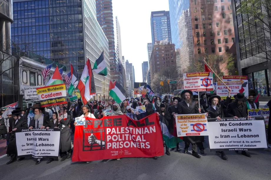 Manifestantes pró-Palestina se reúnem em frente ao Consulado de Israel em Midtown Manhattan e marcham pelas ruas de Nova York para fazer suas vozes serem ouvidas, pedindo a libertação de prisioneiros palestinos e o fim de sua detenção, na cidade de Nova York, Estados Unidos, em 7 de abril de 2026. [Selçuk Acar – Agência Anadolu]