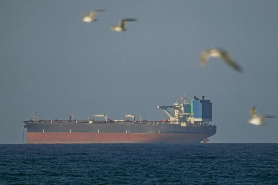 Um navio aguarda para passar pelo Estreito de Ormuz após o cessar-fogo temporário de duas semanas entre os EUA e o Irã, condicionado à abertura do estreito, em Omã, em 8 de abril de 2026. O tráfego marítimo permaneceu em níveis baixos, segundo relatos. [Shady Alassar - Agência Anadolu]