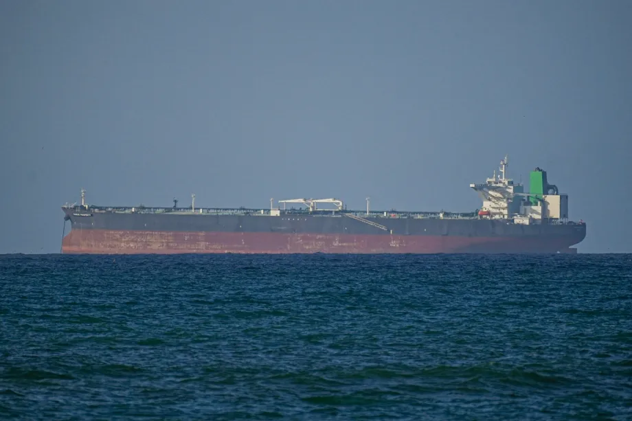 Uma vista dos navios passando pelo Estreito de Ormuz após o cessar-fogo temporário de duas semanas alcançado entre os Estados Unidos e o Irã, sob a condição de que o estreito seja reaberto, visto em Omã em 8 de abril de 2026. [Shady Alassar - Agência Anadolu]