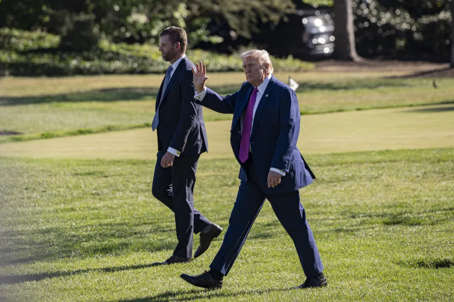 O presidente dos EUA, Donald Trump (à direita), e seu filho, Eric Trump (à esquerda), deixam a Casa Branca rumo a Charlottesville, Virgínia, em 10 de abril de 2026, em Washington, D.C. [Celal Güneş – Agência Anadolu]
