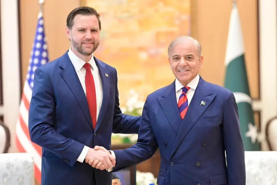 Primeiro-ministro do Paquistão, Muhammad Shehbaz Sharif, recebe o vice-presidente dos Estados Unidos, JD Vance, para negociações sobre a guerra com Irã, em Islamabad, em 11 de abril de 2026 [Governo do Paquistão/Divulgação/Agência Anadolu]