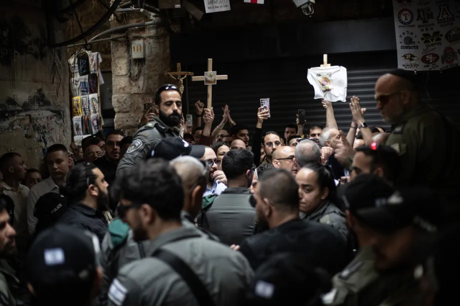 Soldados israelenses impõem restrições a celebrações do Sábado de Aleluia, em Jerusalém ocupada, à véspera da Páscoa ortodoxa, em 11 de abril de 2026 [Mostafa Alkharouf/Agência Anadolu]