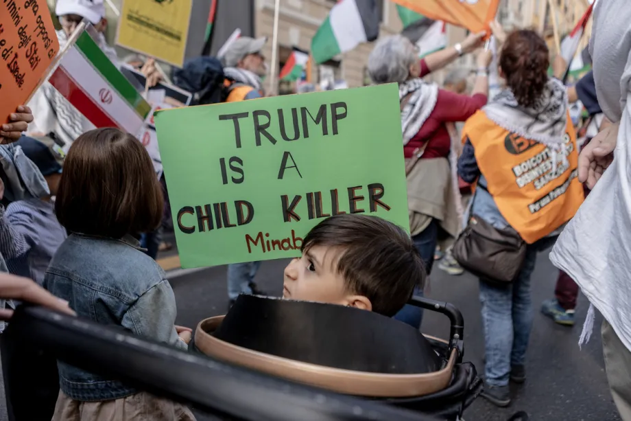 Pessoas, segurando bandeiras e faixas palestinas e libanesas, marcham em protesto contra o ataque de Israel ao Líbano e a decisão do Knesset, o parlamento israelense, de introduzir a possibilidade de condenar prisioneiros palestinos à morte em Milão, Itália, em 11 de abril de 2026. [Andrea Carrubba - Agência Anadolu]