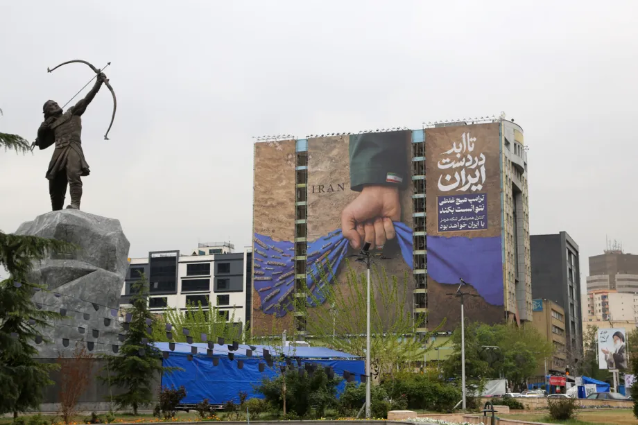 Uma vista mostra um grande outdoor exibido na Praça Vanak em Teerã, Irã, em 12 de abril de 2026. [Fatemeh Bahrami – Agência Anadolu]