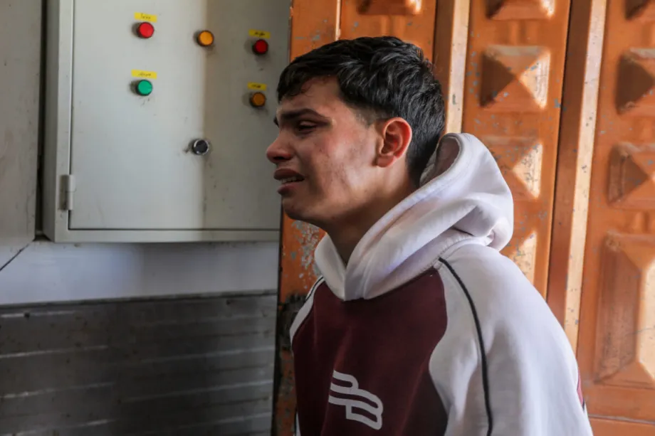 Os corpos de Mahmoud al-Faqawi e Mohammed Shallouf, mortos em um ataque de drone israelense, são levados para o Hospital Nasser em Khan Yunis, no sul da Faixa de Gaza, Palestina, em 13 de abril de 2026. [Abed Rahim Khatib – Agência Anadolu]