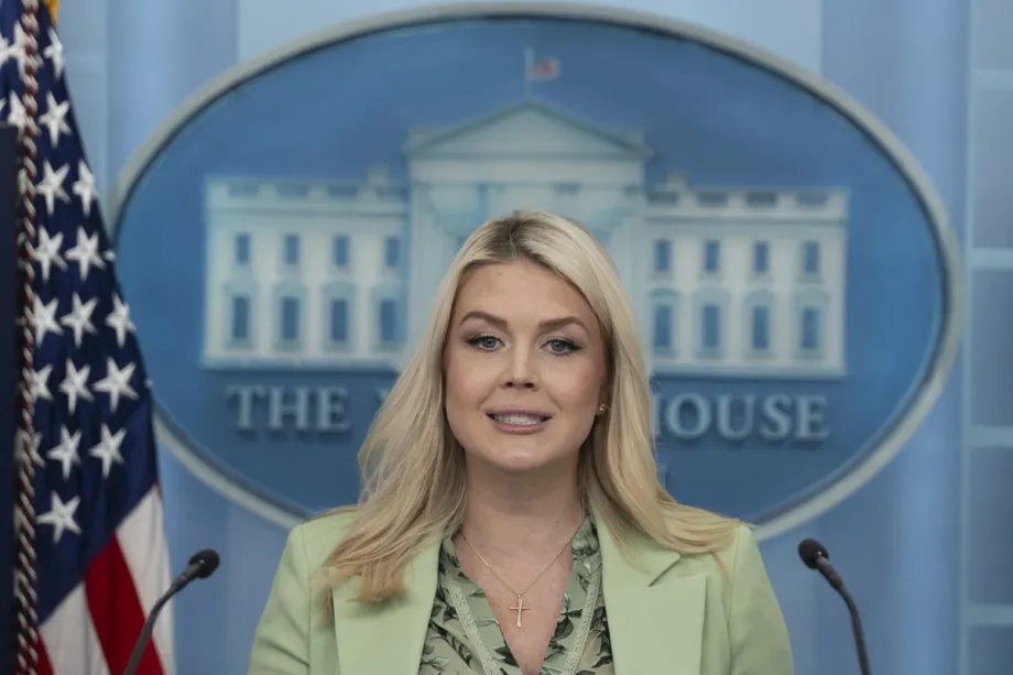 A secretária de imprensa da Casa Branca, Karoline Leavitt, discursa na sala de imprensa da Casa Branca em Washington, D.C., Estados Unidos, em 15 de abril de 2026. [Celal Güneş – Agência Anadolu]