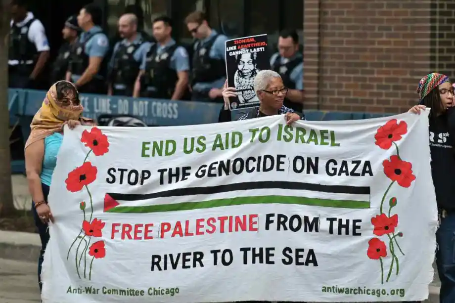 Manifestantes se reúnem em frente à sede do Google em Chicago em 15 de abril de 2026. [Jacek Boczarski – Agência Anadolu]