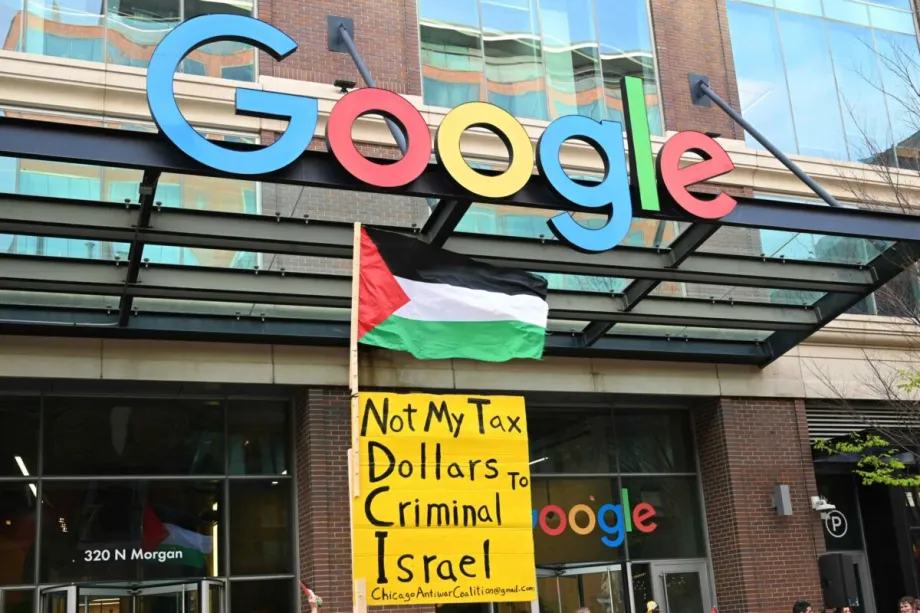 Manifestantes se reúnem em frente à sede do Google em Chicago, em 15 de abril de 2026, para protestar contra os gastos dos EUA com ajuda militar e fiscalização da imigração. [Jacek Boczarski - Agência Anadolu]