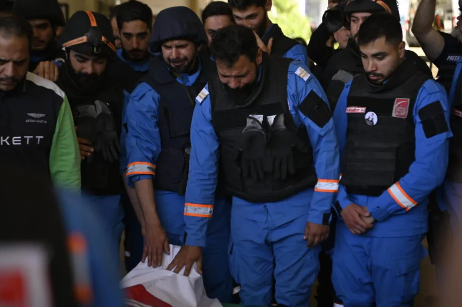 Profissionais de saúde e cidadãos libaneses participam da cerimônia fúnebre do médico voluntário Mehdi Abu Zabad, morto em um ataque aéreo israelense em Sidon, Líbano, em 16 de abril de 2026. O corpo de Abu Zabad foi posteriormente sepultado na cidade de Kfar Reman. [Santiago Montag – Agência Anadolu]