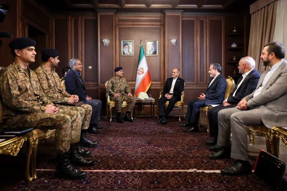 O presidente iraniano, Masoud Pezeshkian, se reúne com o chefe do Estado-Maior do Exército do Paquistão, marechal de campo Asim Munir, na capital Teerã, para discutir as relações bilaterais e os desenvolvimentos regionais em 16 de abril de 2026, em Teerã, Irã. [Presidência Iraniana / Divulgação – Agência Anadolu]