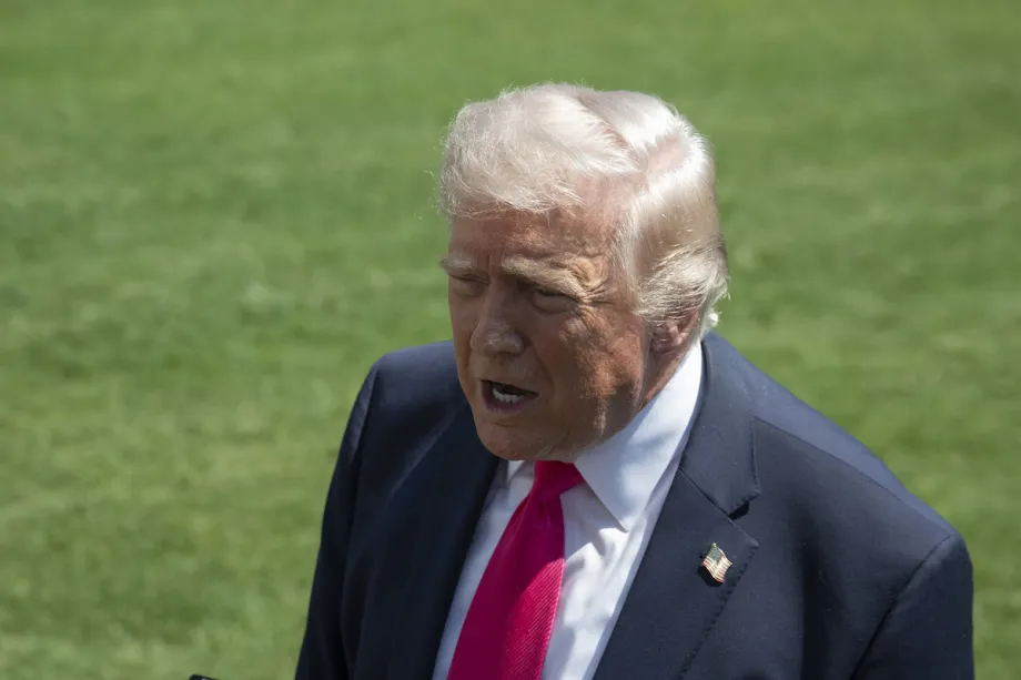 O presidente dos Estados Unidos, Donald Trump, fala à imprensa antes de partir da Casa Branca para Las Vegas, Nevada, em 16 de abril de 2026, em Washington, D.C.[Celal Güneş - Agência Anadolu]