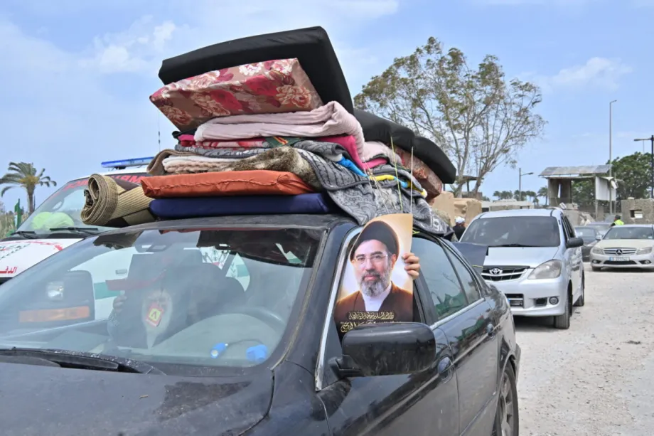 Uma visão do intenso tráfego enquanto pessoas deslocadas retornam para suas casas após a implementação de um cessar-fogo temporário de 10 dias entre Israel e Líbano, anunciado pelo presidente dos EUA, Donald Trump, na cidade de Sidon, no sul do Líbano, em 17 de abril de 2026. [Houssam Shbaro – Agência Anadolu]