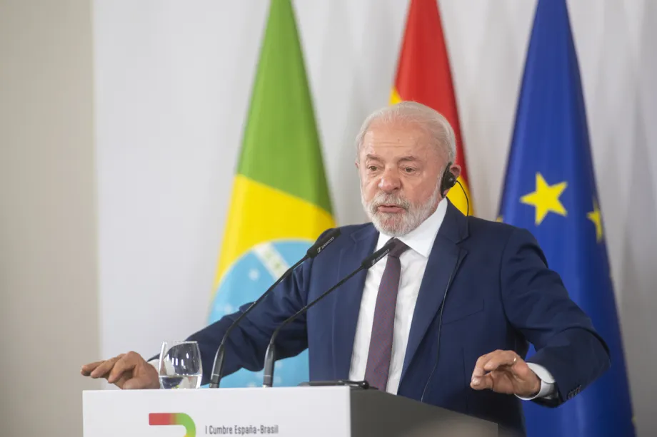 O primeiro-ministro da Espanha, Pedro Sánchez, e o presidente do Brasil, Luiz Inácio Lula da Silva, fazem uma declaração conjunta durante sua aparição diante da imprensa após reuniões bilaterais realizadas como parte da cúpula hispano-brasileira em 17 de abril de 2026, em Barcelona, ​​Espanha. [Lorena Sopena Lopez – Agência Anadolu]