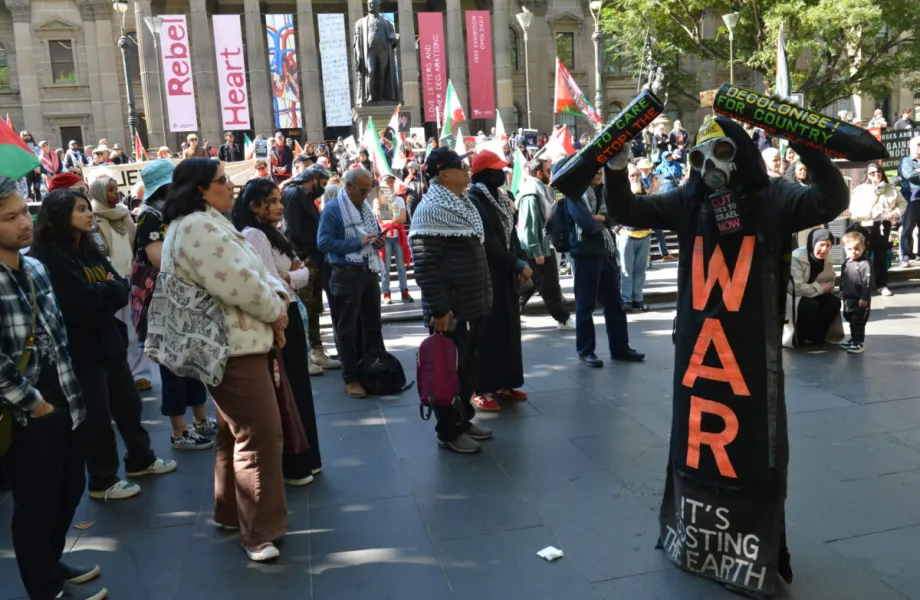 Marcha do “Dia dos Prisioneiros Palestinos” com cartazes e slogans contra a lei israelense que propõe a pena de morte para prisioneiros palestinos, em Melbourne, Austrália, em 19 de abril de 2026. [Recep Sakar – Agência Anadolu]