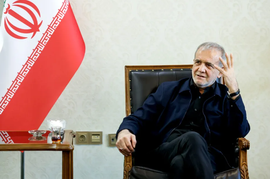 O presidente iraniano, Masoud Pezeshkian, discursa durante uma visita de inspeção ao Ministério do Esporte e da Juventude em Teerã, Irã, em 19 de abril de 2026. [Presidência Iraniana - Agência Anadolu]