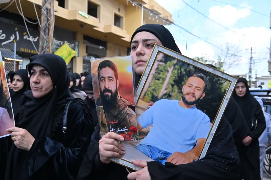 Pessoas participam de cerimônia fúnebre para membros do Hezbollah que perderam a vida em confrontos com o exército israelense na cidade de Kfar Sir, em Nabatieh, Líbano, em 21 de abril de 2026. [Houssam Shbaro – Agência Anadolu]