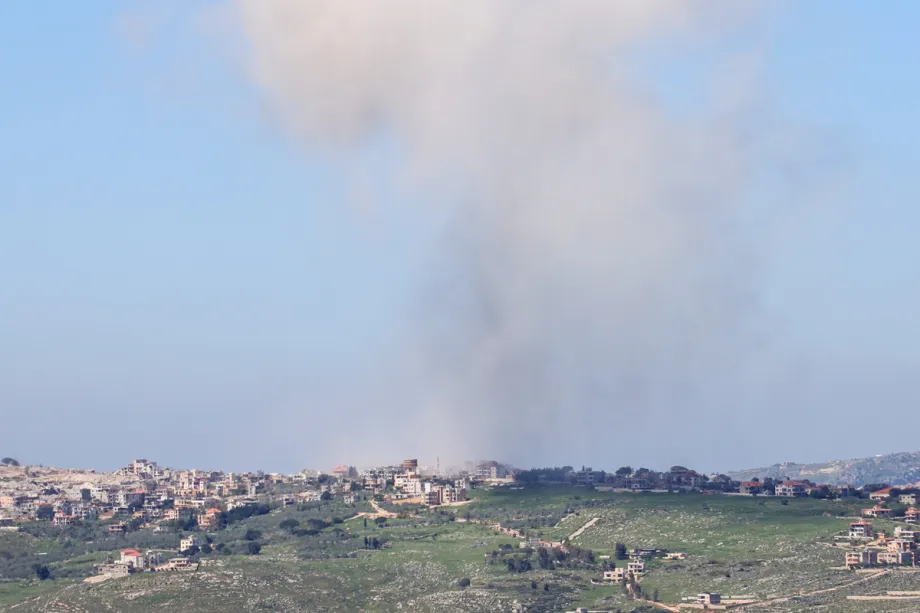 Fumaça sobe da cidade de Al-Khiyam, no sul do Líbano, enquanto as forças israelenses continuam demolindo casas, apesar de um cessar-fogo temporário. Vários prédios foram destruídos e há grande devastação em áreas residenciais. [Stringer - Agência Anadolu]