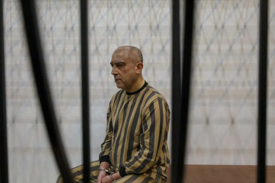 Atef Najib, primo do ex-líder do regime Bashar al-Assad, permanece atrás das grades em uma área especialmente designada do tribunal durante seu julgamento no Quarto Tribunal Criminal, no Palácio da Justiça, em Damasco, Síria, em 26 de abril de 2026. [Izz Aldien Alqasem – Agência Anadolu]