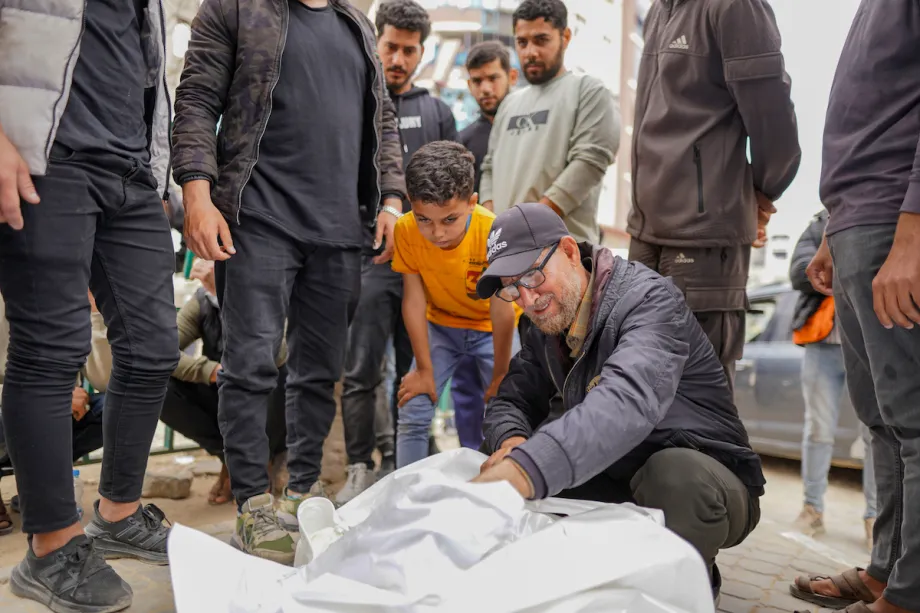 Parentes dos três palestinos Riyad al-Ashkar, Ziyad al-Ashkar e Mahmoud Saleh Jabir, que morreram em decorrência de ataques israelenses ao bairro de ez-Zeytun, na Cidade de Gaza, apesar do cessar-fogo, lamentam durante a cerimônia fúnebre após os corpos serem levados do Hospital al-Shifa para sepultamento na Cidade de Gaza, Gaza, Palestina, em 26 de abril de 2026. [Anas Zeyad Fteha – Agência Anadolu]