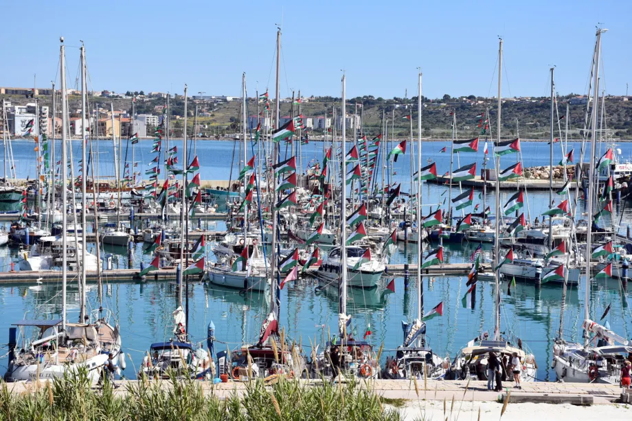 Barcos da “Missão de Primavera da Flotilha Global Sumud 2026”, com o objetivo de romper o bloqueio israelense a Gaza e entregar ajuda humanitária, partem da marina de Augusta, na ilha da Sicília, Itália, em 26 de abril de 2026. [Barış Seçkin – Agência Anadolu]