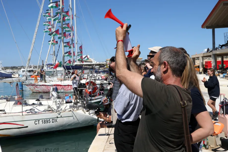 Embarcações pertencentes à ‘Missão de Primavera de 2026 da Flotilha Global Sumud’ partem da marina em Augusta, na ilha da Sicília, Itália, em 26 de abril de 2026. [Barış Seçkin – Agência Anadolu]