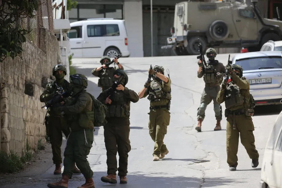 Forças israelenses realizam uma incursão na área da Cidade Velha de Nablus, Cisjordânia, Palestina, em 27 de abril de 2026. [Nedal Eshtayah – Agência Anadolu]