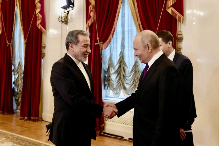 O Ministro das Relações Exteriores do Irã, Abbas Araghchi (E), se reúne com o Presidente russo, Vladimir Putin (D), em São Petersburgo, Rússia, em 27 de abril de 2026. [Ministério das Relações Exteriores do Irã – Agência Anadolu]