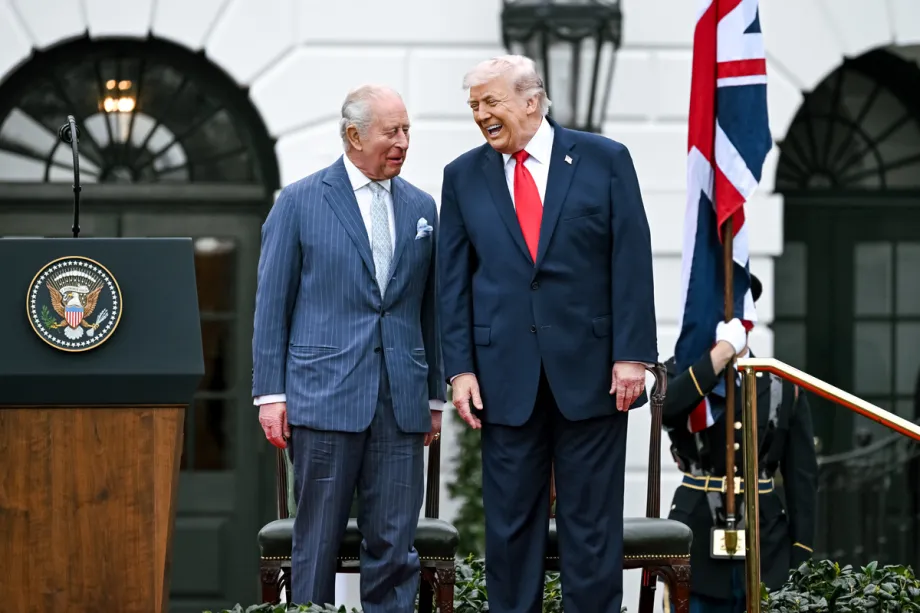 O presidente dos EUA, Donald Trump, e o rei Charles III conversam do lado de fora da Casa Branca durante uma cerimônia em Washington, DC, em 28 de abril de 2026. [Casa Branca via X Account - Anadolu Agency]