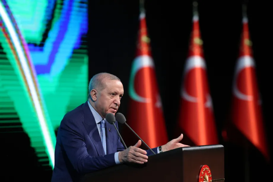 O presidente turco, Recep Tayyip Erdogan, discursa durante a 11ª Cerimônia de Premiação do Concurso Internacional de Memorização e Recitação do Alcorão Sagrado, no Centro Nacional de Convenções e Cultura Bestepe, em Ancara, Turquia, em 29 de abril de 2026. [Presidência da Turquia / Murat Kula – Agência Anadolu]